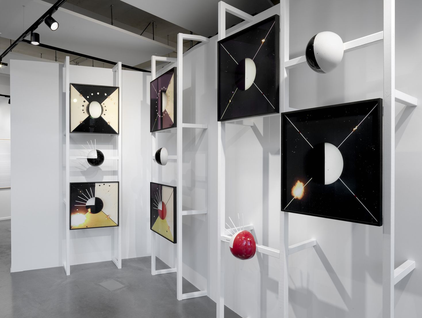 Jennifer Tee &ndash; Atoms series 2016, foto: Gert Jan van Rooij