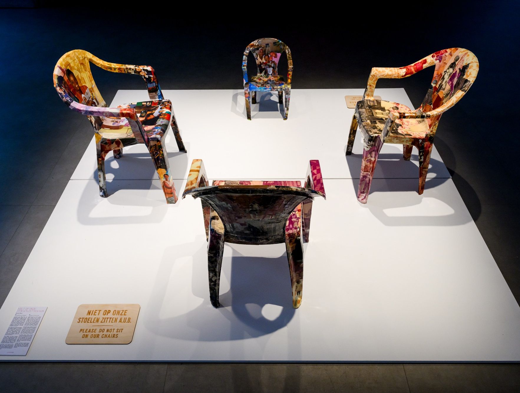 Brennah Alfonso, 'Niet op onze stoelen zitten a.u.b.', 2026. Foto: Jostijn Ligtvoet