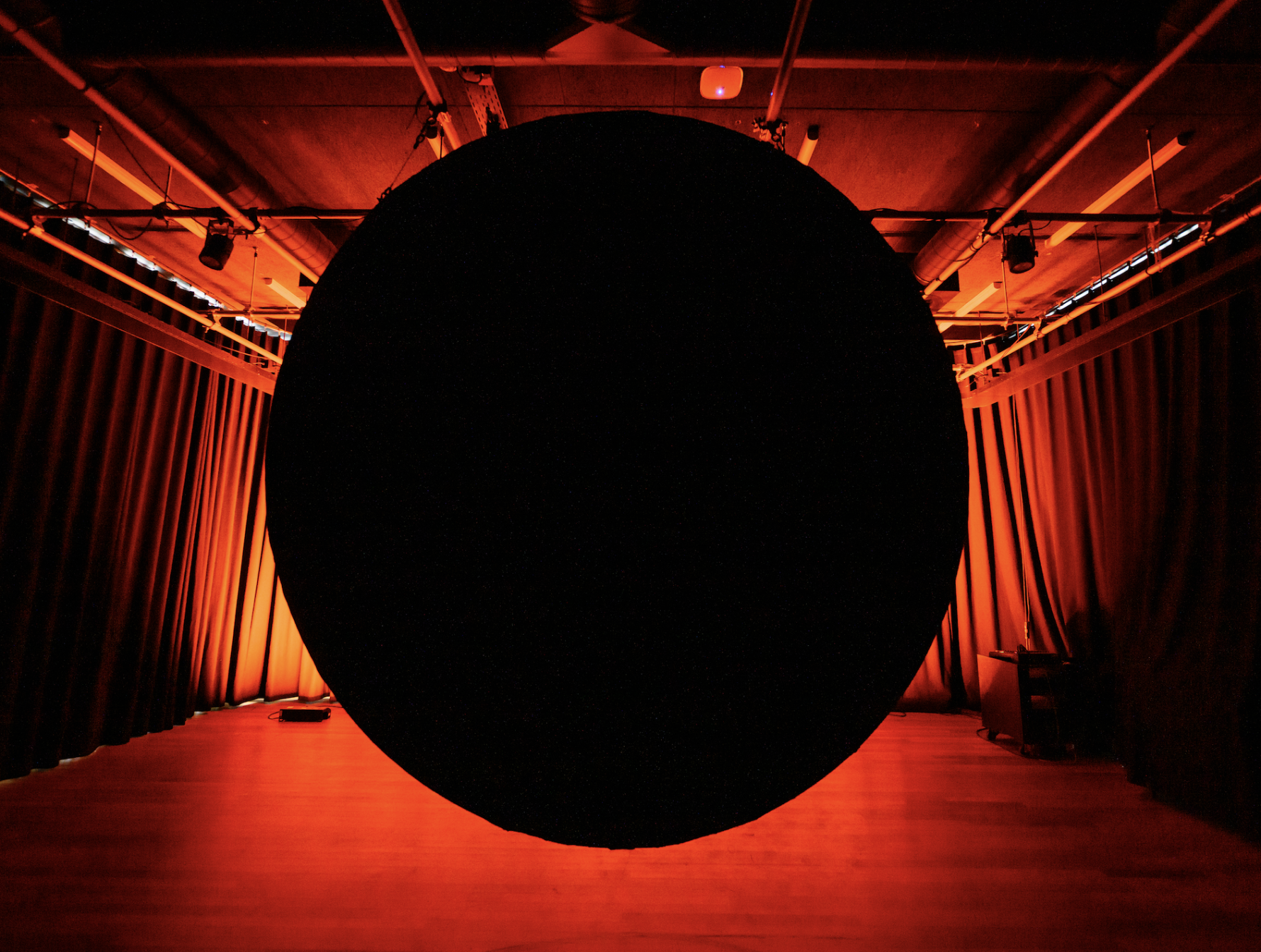 Sammy Lu, 'Zwart gat op schaal', 2025. Foto: Jostijn Ligtvoet