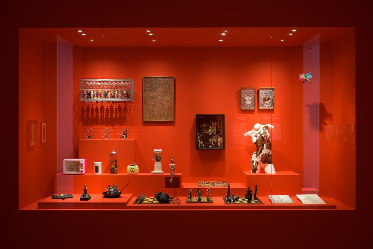 Zaaloverzicht 'Parallel Lives, Parallel Aesthetics: León Ferrari & Gülsün Karamustafa', 2021, Van Abbemuseum Eindhoven. Foto: Peter Cox [zaal met werk van León Ferrari]