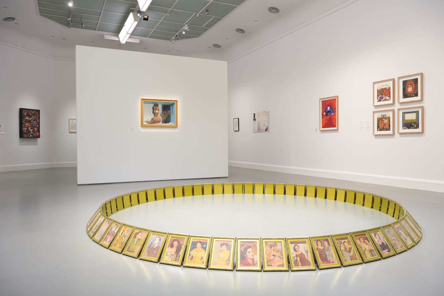 Zaaloverzicht 'Parallel Lives, Parallel Aesthetics: León Ferrari & Gülsün Karamustafa', 2021, Van Abbemuseum Eindhoven. Foto: Peter Cox [zaal met werk van Gülsün Karamustafa]