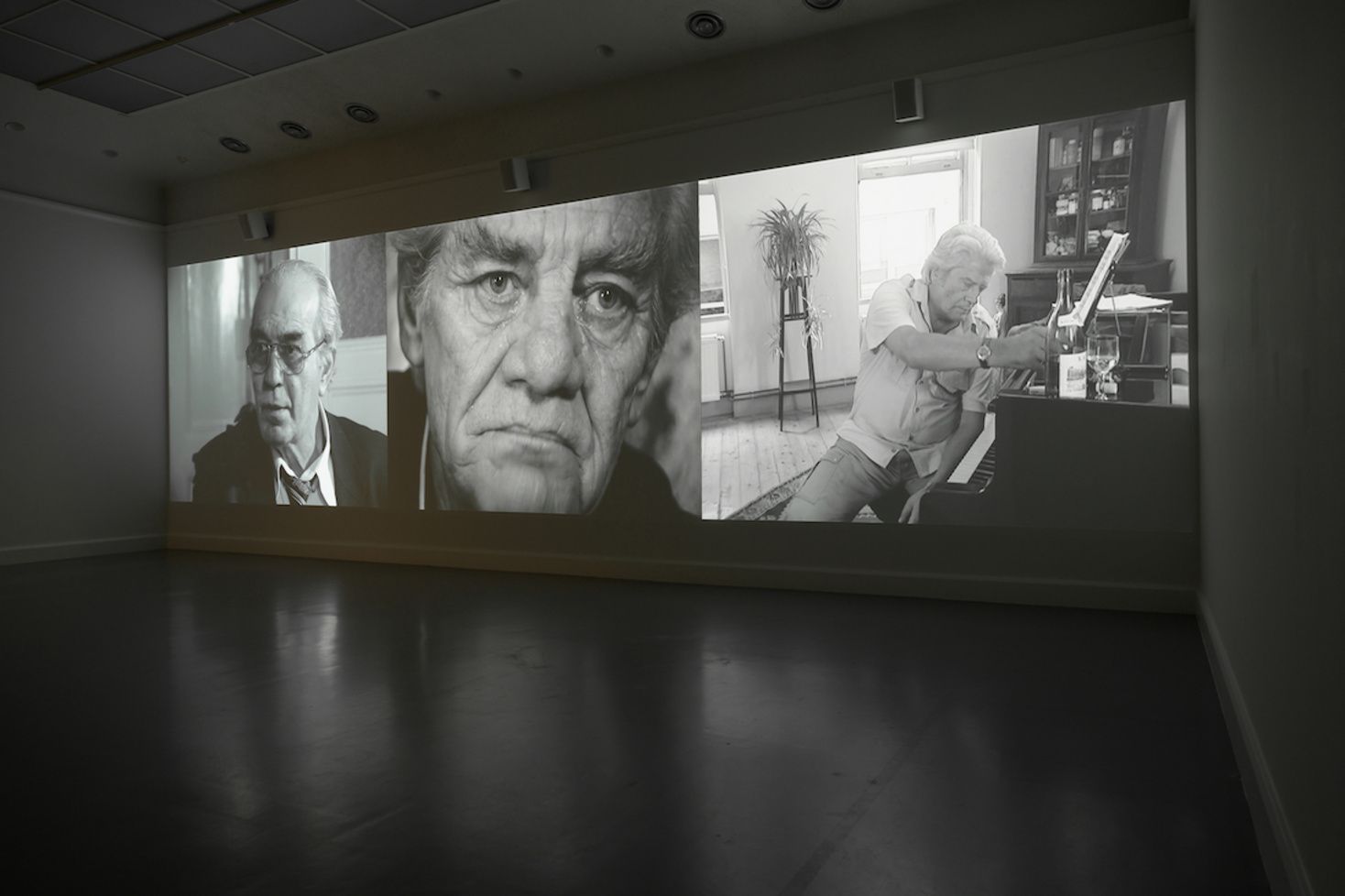 Zaaloverzicht 'Parallel Lives, Parallel Aesthetics: León Ferrari & Gülsün Karamustafa', 2021, Van Abbemuseum Eindhoven. Foto: Peter Cox [zaal met werk van Gülsün Karamustafa]