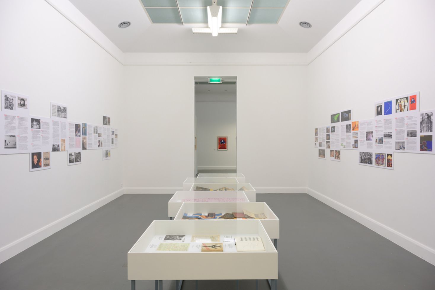 Zaaloverzicht 'Parallel Lives, Parallel Aesthetics: León Ferrari & Gülsün Karamustafa', 2021, Van Abbemuseum Eindhoven. Foto: Peter Cox [tijdlijn]