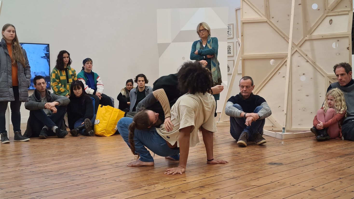 'KOMMA', performance van Rohiet Tjon Poen Gie en Edurne Echaide Lopetegui, in het kader van de tentoonstelling ‘Is Pas d’Espace’ van Maud van den Beuken, Loek Grootjans en Margot Zweers bij PARK, 2021