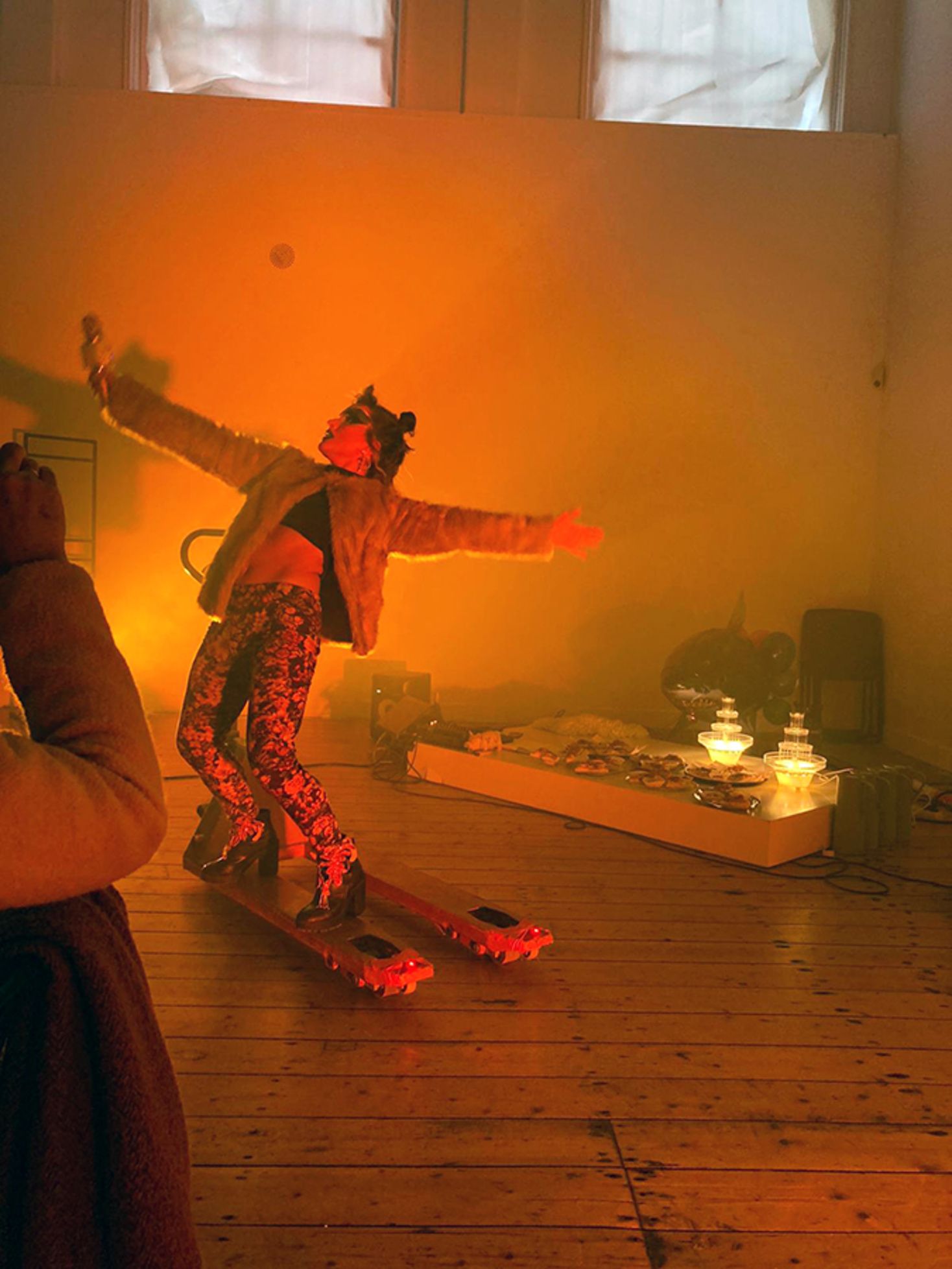 Performance ‘Tea with the world’ van Helena Araújo bij het project 'What is this World’ van Bik van der Pol, 2022